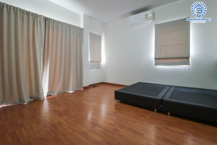 บ้านเดี่ยวมือสองย่านปทุมธานี ม.กฤษณา ติวานนท์-แจ้งวัฒนะ เนื้อที่กว้างขวางมากถึง 55 ตร.ว. ฟังก์ชัน 3 ห้องนอน 3 ห้องน้ำ 2 ที่จอดรถ บ้านสภาพสวย พร้อมอยู่ ทำเลดี เชื่อมสู่ใจกลางเมืองได้อย่างสะดวกสบาย ใกล้ทางด่วน "บางปะอิน-ปากเกร็ด"